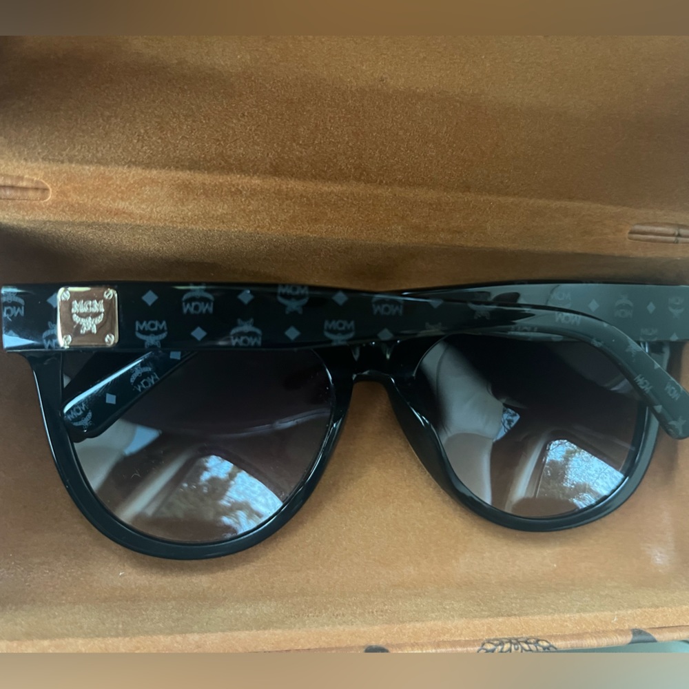 EUC MCM - 56mm Cat Eye Sunglasses
black visetos - Picture 4 of 6
